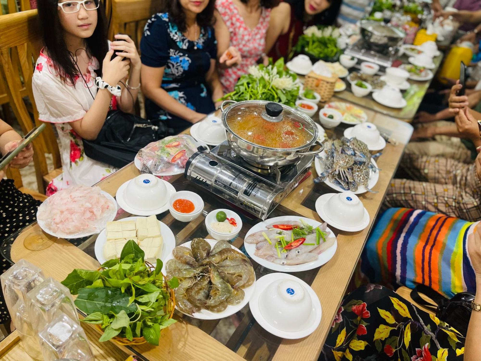 Phuong Dong Hotel Dong Khe Sau エクステリア 写真