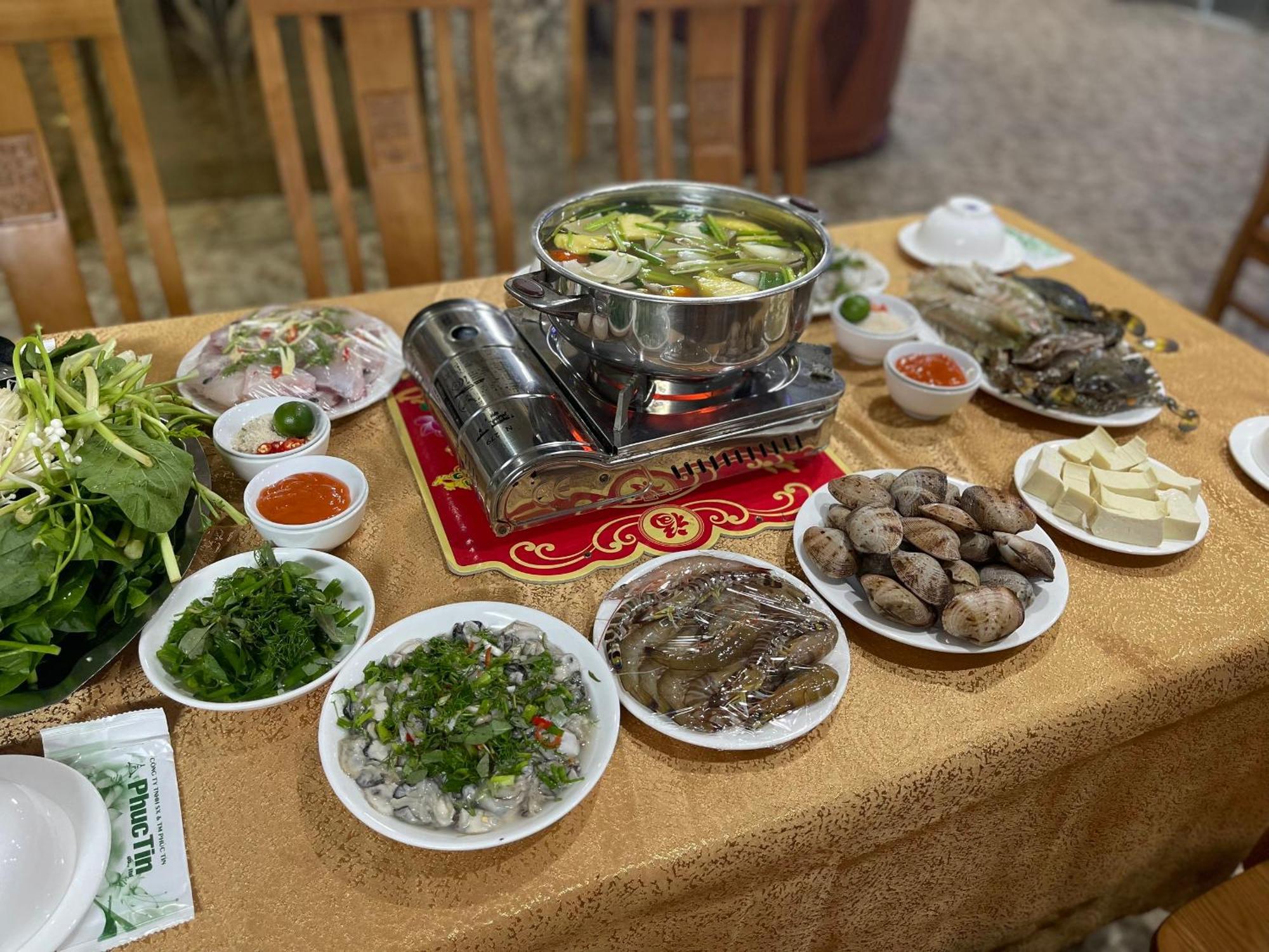 Phuong Dong Hotel Dong Khe Sau エクステリア 写真